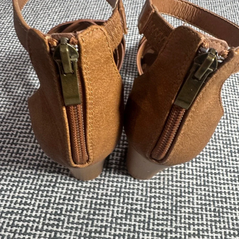 Maurices Womens Cognac Brown Woven Block Heel Sandals Back Zip Size 10M